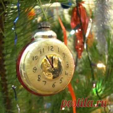 А помните в детстве, - наряжена ёлка,
На кухне пельмени лепили так долго,
Готов холодец и лимончик сочится,
И ждёшь это чудо вот - вот да случится!
—------------------------જஓજ જஓજ-------------------------—
Конфеты с подарков на стол высыпали,
Делились друг с другом и горя не знали!
Играли мы в прятки, носились по дому,
Не знали, что жить будем все по другому.
—------------------------જஓજ જஓજ-------------------------—
И вот мандарины, - волшебное чудо,
Я их аромат никогда не забуду,
Весь дом  в