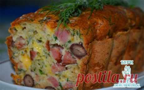 МЯСНОЙ КЕКС 
Ингредиенты: 
● Сардельки — 3 шт. 
● Сыр — 100 г 
● Майонез — 100 г 
● Сметана — 100 г 
● Фасоль — 400 г 
● Яйца — 3 шт. 
● Зелень 
● Сода — 1 ч. л. гашеная уксусом 
● Мука - 1 стакан 
Приготовление: 
1. В миску разбить яйца, добавить майонез, сметану, перемешать. Добавить соду, гашеную уксусом 9 %. Добавить муку, перемешать. 
2. Сардельки и сыр нарезать кубиками, зелень мелко нарезать. Добавить в тесто перечисленные продукты и фасоль. Перемешать. 
3. Выложить смесь в форму дл