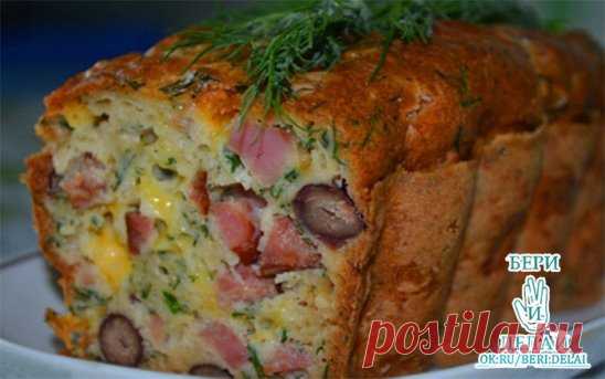 МЯСНОЙ КЕКС 
Ингредиенты: 
● Сардельки — 3 шт. 
● Сыр — 100 г 
● Майонез — 100 г 
● Сметана — 100 г 
● Фасоль — 400 г 
● Яйца — 3 шт. 
● Зелень 
● Сода — 1 ч. л. гашеная уксусом 
● Мука - 1 стакан 
Приготовление: 
1. В миску разбить яйца, добавить майонез, сметану, перемешать. Добавить соду, гашеную уксусом 9 %. Добавить муку, перемешать. 
2. Сардельки и сыр нарезать кубиками, зелень мелко нарезать. Добавить в тесто перечисленные продукты и фасоль. Перемешать. 
3. Выложить смесь в форму дл