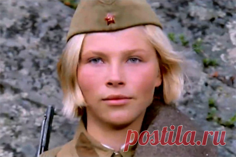 «Ростоцкий снимал меня с роли». Драпеко рассказала о съемках в «А зори...». «У Васильева в повести было написано: румяная деревенская деваха, кровь с молоком, решительная. А я была бледная, худенькая и прозрачная девочка из интеллигентной ленинградской семьи. И Ростоцкий начал меня отодвигать на задние ряды».