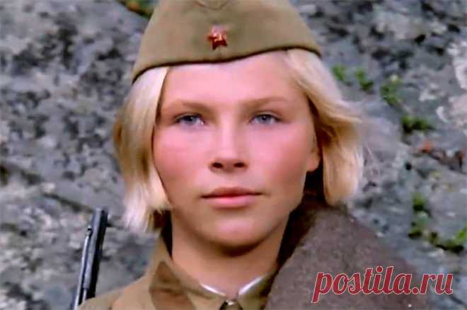 «Ростоцкий снимал меня с роли». Драпеко рассказала о съемках в «А зори...». «У Васильева в повести было написано: румяная деревенская деваха, кровь с молоком, решительная. А я была бледная, худенькая и прозрачная девочка из интеллигентной ленинградской семьи. И Ростоцкий начал меня отодвигать на задние ряды».