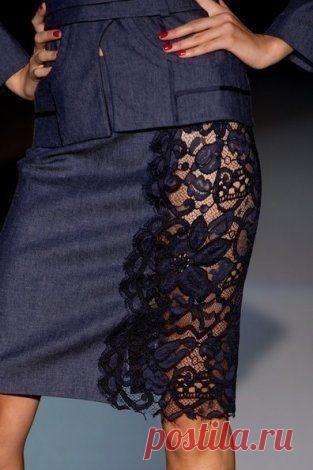 Смелая юбка с кружевной вставкой.