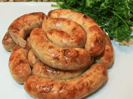 Домашняя куриная колбаска
Самая вкусная из всех колбас – это, конечно же, домашняя колбаса, сделанная своими руками, без всяких вредных добавок и примесей.
Ингредиенты:
-500 г куриного мяса (у меня куриная грудка),
-3 зубчика чеснока,
-200 мл сливок,
-2 яичных белка,
-1 ч.л. соли,
-1 ч.л. сладкой молотой паприки,
-черный молотый перец
-специи и травы по вкусу.
