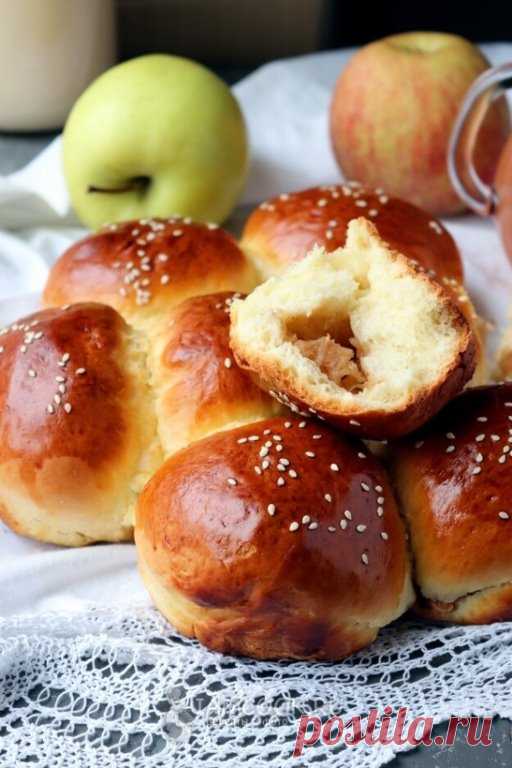 Булочки с яблоком и корицей 
Ингредиенты:
Молоко - 150 мл
Дрожжи сухие - 1 ч.л.
Сахар - 2 ст.л.
Ванильный сахар - 1 ст.л.
Масло сливочное - 40 г
Яйцо куриное - 1 шт. (+1 шт. для смазывания)
Мука пшеничная - 350-370 г 
 Начинка: 
Яблоко (крупное) - 1 шт.
Корица - 0,5 ч.л.
Сахар - 1 ст.л.
Кунжут - 0,5 ч.л.