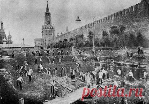 Facebook
На этой фотографии, показывающей строительство мавзолея в 1924 г., хорошо видна церковь Входа Господня в Иерусалим уже без строительных лесов.