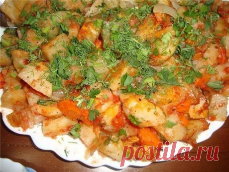 Готовьте картошку только так — наивкуснейшая картошка в духовке - Вкусные рецепты - медиаплатформа МирТесен Фирменный рецепт! Ингредиенты: Картофель — 5 крупных шт.Морковь — 1шт.Лук — 2 шт.Томат — 2-3 ст.л.Растительное масло — 2-3 ст.л.ЗеленьСпеции Приготовление: Картофель порезать средними дольками.Лук и морковь режем крупно. Добавляем специи, соль, перец.
