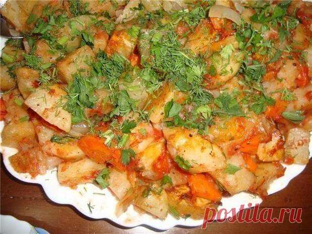 Готовьте картошку только так — наивкуснейшая картошка в духовке - Вкусные рецепты - медиаплатформа МирТесен Фирменный рецепт! Ингредиенты: Картофель — 5 крупных шт.Морковь — 1шт.Лук — 2 шт.Томат — 2-3 ст.л.Растительное масло — 2-3 ст.л.ЗеленьСпеции Приготовление: Картофель порезать средними дольками.Лук и морковь режем крупно. Добавляем специи, соль, перец.