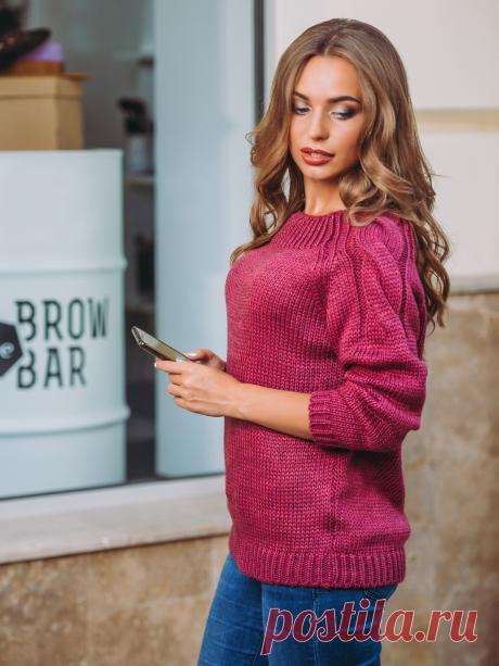 Очень красивый пуловер с узором из кос на рукавах