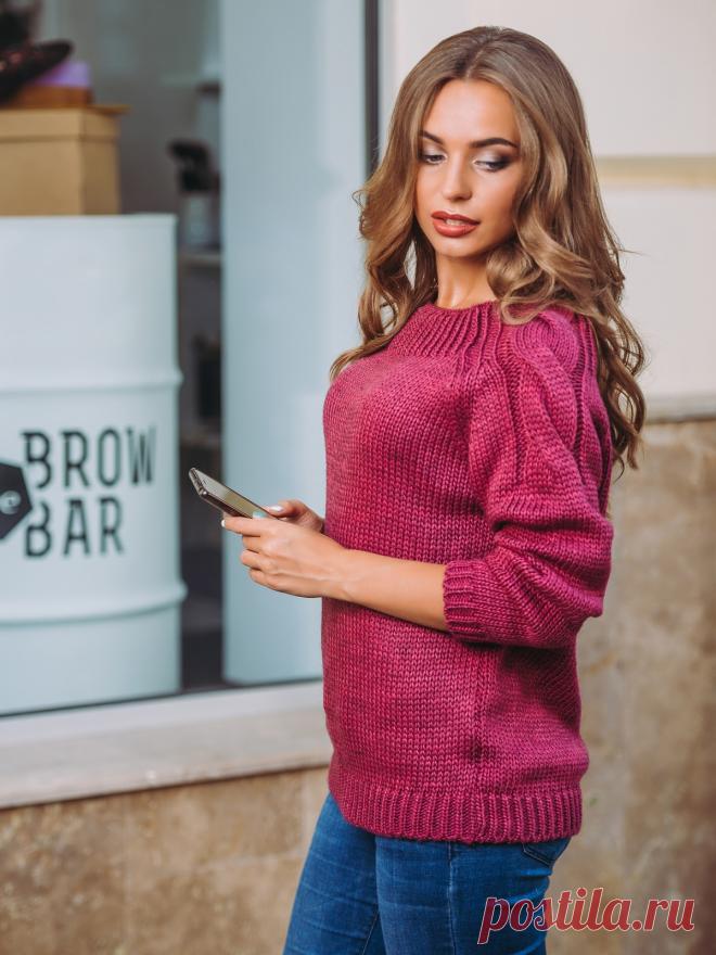 Очень красивый пуловер с узором из кос на рукавах