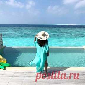 Я теперь Богиня,
Девушка с экрана.
Для меня мартини
Что вода из крана.
Улетаю с милым
Завтра на Мальдивы.
Раз уж подфортило –
Надо жить красиво:
Каблуки и шляпа,
Лоска выше крыши.
Кошке через лапу,
Что там скажут мыши.
– Милая, не жарко?
Парить стало резче.
– Парятся кухарки.
Королевы блещут!
Волны тихо плещут.
В сказочном отеле
Три портье мне вещи
Тащат еле-еле.
Яхты, вина в бочках,
Пляжи, мама, горы…
Мама???
– Просыпайся, дочка.
На работу скоро.
© natashakovtun