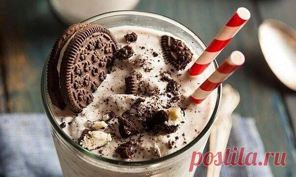 10 МОЛОЧНЫХ КОКТЕЙЛЕЙ, КОТОРЫЕ ПОНРАВЯТСЯ НЕ ТОЛЬКО ДЕТЯМ 
 
1.МОЛОЧНО-БАНАНОВЫЙ 
 
Вам понадобятся: 
- 1 банан 
- 200 г пломбира 
- 2 ч. л. какао 
- 0,5 ч. л. ванильного сахара 
- 300 мл молока 
 
Приготовление: 
1. Режем банан кружочками. 
2. Все ингредиенты взбиваем миксером. 
3. Разливаем по стаканам и наслаждаемся вкусным молочным коктейлем! 
 
2.ШОКОЛАДНЫЙ КОКТЕЙЛЬ 
 
Вам понадобятся: 
- 100 г черного шоколада 
- 150 мл горячей воды 
- 600 мл молока 
- 200 г морожено...