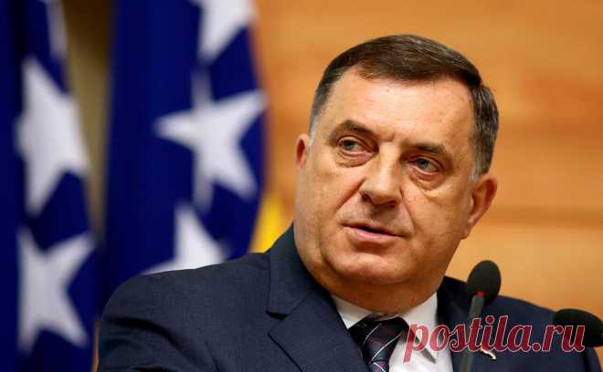 Глава Республики Сербской ответил матом на аннулирование мандата. Додик после того, как ЦИК аннулировал его президентский мандат, заявил, что «сдаться — не выход», и нецензурно выругался в адрес Сараево. Политик обещал не уходить в отставку и препятствовать проведению выборов с целью его замены