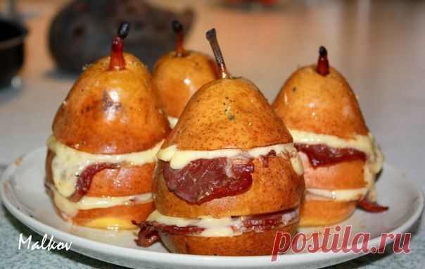 Груши запеченные с сыром и ветчиной.