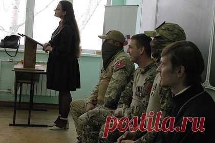 Вагнеровцы вместе со священником провели круглый стол для российских студентов. Бойцы частной военной компании (ЧВК) «Вагнер» вместе с иереем Евгением Петровым провели круглый стол в Омском государственном университете. Об этом сообщили в пресс-службе российского вуза. На мероприятии военнослужащие предложили студентам обсудить спецоперацию на Украине и семейные ценности.