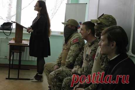 Вагнеровцы вместе со священником провели круглый стол для российских студентов. Бойцы частной военной компании (ЧВК) «Вагнер» вместе с иереем Евгением Петровым провели круглый стол в Омском государственном университете. Об этом сообщили в пресс-службе российского вуза. На мероприятии военнослужащие предложили студентам обсудить спецоперацию на Украине и семейные ценности.