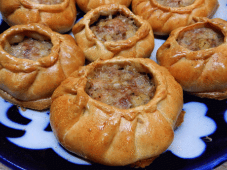 Татарский вак беляш + секрет вкусного соуса
Надо взять:
Для теста:
Яйцо куриное — 1 шт.
Кефир — 120 мл
Мука пшеничная — 2 стакана
Для начинки:
Яйцо куриное — 1 шт.
Картофель — 4–5 шт.
Мясо или фарш — 500 г
Лук репчатый — 2 шт.
Масло сливочное — 70 г
Перец черный молотый
Соль
Специи – по вкусу
Приготовление:
1. Из вышеперечисленных ингредиентов готовим тесто, чтобы оно получилось мягкое и эластичное. Делим тесто на шарики размером с мячик для пинг-понга.
2. Берем мясо, нарезаем его на небольши