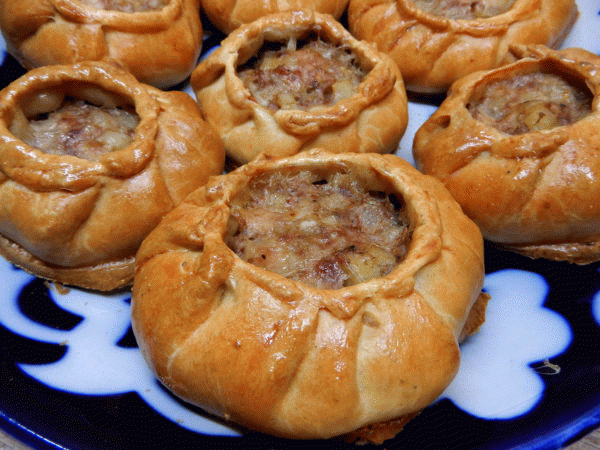 Татарский вак беляш + секрет вкусного соуса
Надо взять:
Для теста:
Яйцо куриное — 1 шт.
Кефир — 120 мл
Мука пшеничная — 2 стакана
Для начинки:
Яйцо куриное — 1 шт.
Картофель — 4–5 шт.
Мясо или фарш — 500 г
Лук репчатый — 2 шт.
Масло сливочное — 70 г
Перец черный молотый
Соль
Специи – по вкусу
Приготовление:
1. Из вышеперечисленных ингредиентов готовим тесто, чтобы оно получилось мягкое и эластичное. Делим тесто на шарики размером с мячик для пинг-понга.
2. Берем мясо, нарезаем его на небольши