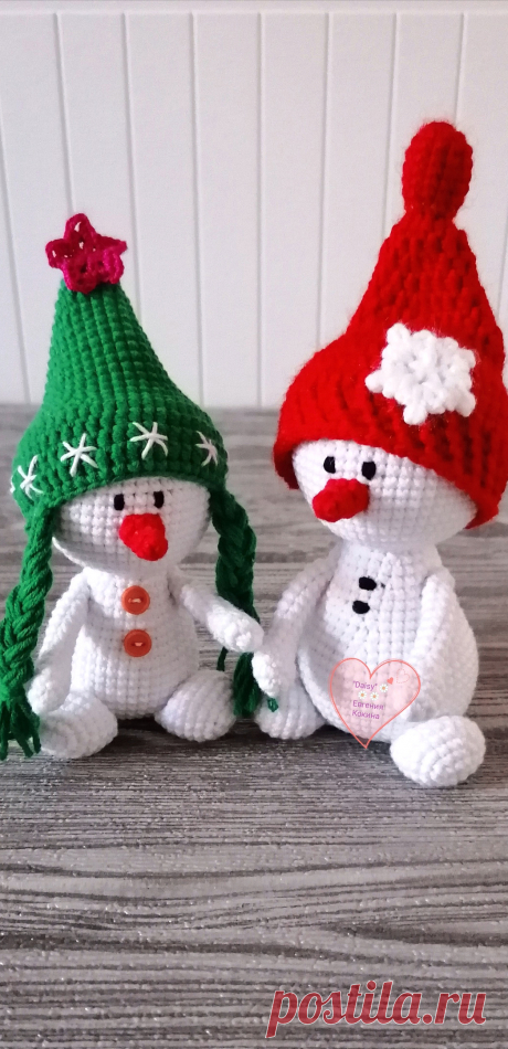 PDF Снеговики крючком. FREE crochet pattern; Аmigurumi toy patterns. Амигуруми схемы и описания на русском. Вязаные игрушки и поделки своими руками #amimore - снеговик в шапочке к Новому году, снеговичок из обычной пряжи.