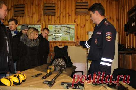 Новосибирская Госавтоинспекция позвала кандидатов на вторую ярмарку вакансий, которая прошла в полку ДПС на Станционной 15 марта.

Гостям расскажут об истории и работе Госавтоинспекции, покажут современные машины и мотоциклы ДПС, ретро-технику, макеты светофоров, радары для измерения скорости движения, приборы для проверки на состояние алкогольного опьянения, электрошокеры, наручники, каски, бронежилеты и пистолеты.