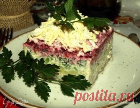 Хамса под шубой. Ингредиенты: рыба, лук репчатый, уксус 9% В конце сентября азовская хамса покидает свое насиженное за лето, но очень мелкое Азовское море и мигрирует в глубокие воды Черного моря на зимовку. Хамса собирается в огромные косяки и через Керченский пролив направляется в зимовальные ямы. И в этот момент начинается сезон путины. Керчане будут утверждать, что только они истинные ценители хамсы, но это их право. Хамса, пойманная в Керченском проливе, распространяе...