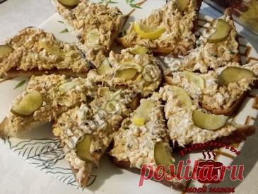 Бутерброды с рыбными консервами и плавленым сыром Дорогие читатели! Многие хозяйки любят подавать на праздничный стол различные бутерброды. Бутерброды с рыбными консервами и плавленым сыром, всегда уходят на ура!!! Их всегда мало!!! Поэтому готовьте сразу две порции. ИНГРЕДИЕНТЫ: багет, батон или хлеб 2 зубка чеснока растительное масло Для намазки : 1 банка рыбных консервов 1 плавленый сырок 2-3 яйца 1 морковь 1 …