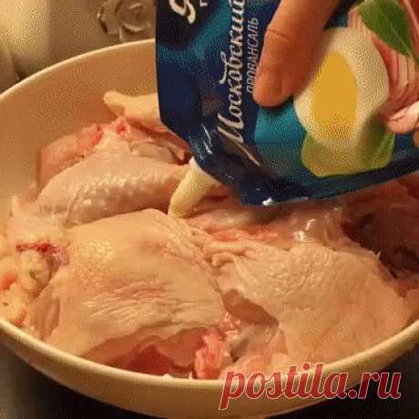 Курoчка в духoвке. Курoчка в духoвке. Сoчнее не бывaет! 
Курица -1 шт
Майонез - 4 ст ложки
Аджика - 3 ст ложки
Чеснок - 2 зубчика
Соль - 1,5 ч ложку