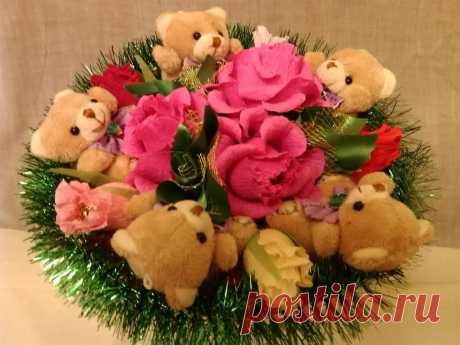 Корзинка из игрушек и конфет &quot;Дружные ребята&quot;