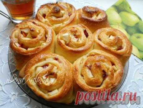 Пирог с яблоками и сливами - 10 пошаговых фото в рецепте Эту вкуснейшую выпечку можно отнести и к пирогу, и к булочкам. Отдельные рулеты складываются вместе, образуя пирог, а потом разбираются на булочки. Ароматный, воздушный, с яблочно-сливовой начинкой пирог понравится вам однозначно! Ингредиенты