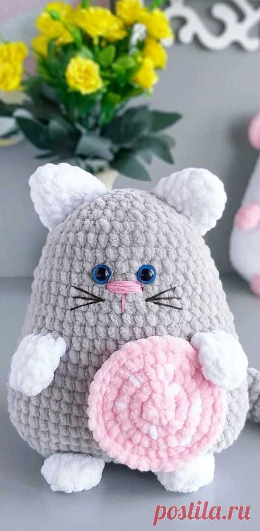 PDF Мышка Пышка и Кот Батон крючком. FREE crochet pattern; Аmigurumi animal patterns. Амигуруми схемы и описания на русском. Вязаные игрушки и поделки своими руками #amimore - котик, кот, кошечка, кошка, котенок, cat, kitten, gato, gatito, gatinho, chat, minou, kitty, kätzchen, мышь, мышка, мышонок, крыса.