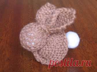 Knitted Bunnies This bunny is so simple as it is made from a knitted square – any size is fine. (This one is in 8ply wool on 4mm needles and 28 stitches across.) With the same coloured wool (I have used contrastin…