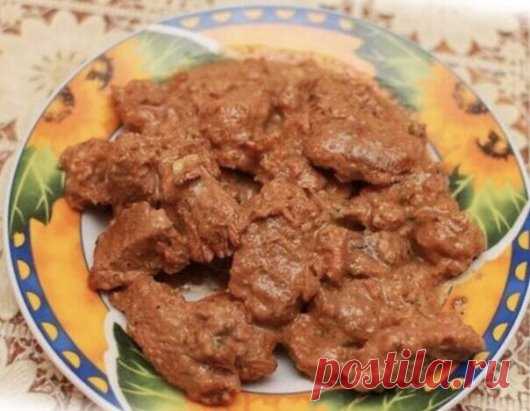 Бефстроганов из говядины! Мультиварка и простые рецепты для мультиварки
Состав:
* 													Говядина — 600 г
* 		Лук репчатый — 1 шт
* 		Чеснок — 4 зуб.
* 		Соль
* 		Перец черный
* 		Специи
* 		Томатная паста — 2 ст. л.
* 		Сметана — 3 ст. л.
		Горчица
					Приготовление:
Вот что нам понадобится
Мясо порезать поперек волокон небольшими кусками и отбить. Затем каждый кусок обмазать с двух сторон готовой горчицей и оставить на 20-30 минут.
В мультиварку налить немного масла, положить мясо,