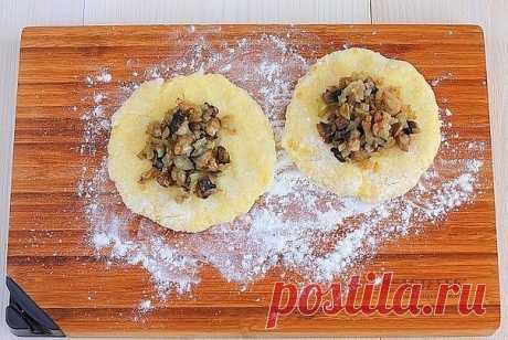 Картофельные зразы с грибами.
Ингредиенты:
8 шт. картофель (крупный)
500 г шампиньоны
2 шт. лук (крупный)
3 ст.л. мука
1 шт. яйца куриные
масло подсолнечное (для жарки) по вкусу
соль по вкусу
перец черный (молотый)
Процесс приготовления:
Очистить картофель и отварить его до готовности. Мелко нарезать лук и шампиньоны. На растительном масле обжарить лук до полуготовности и добавить к нему грибы.
Совет. В процессе обжарки к грибам и луку можно добавить раздавленный чеснок. В...