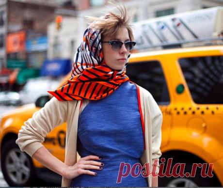Learn how fashion designer Vika Gazinskaya ties the silk carré. | Evelina Khromtchenko