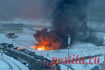 Очевидец описал первые минуты пожара с шестью сгоревшими машинами в Новой Москве. Сильный пожар на строительной площадке в жилом квартале в Новой Москве на улице Бориса Пастернака возник сразу в нескольких местах. Об этом в разговоре с «Лентой.ру» рассказала местная жительница Мария. Она поделилась подробностями происшествия и описала первые минуты после начала возгорания.