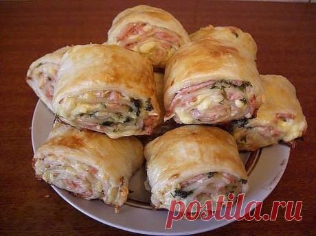 Рулетики из слоеного теста с колбасой и сыром