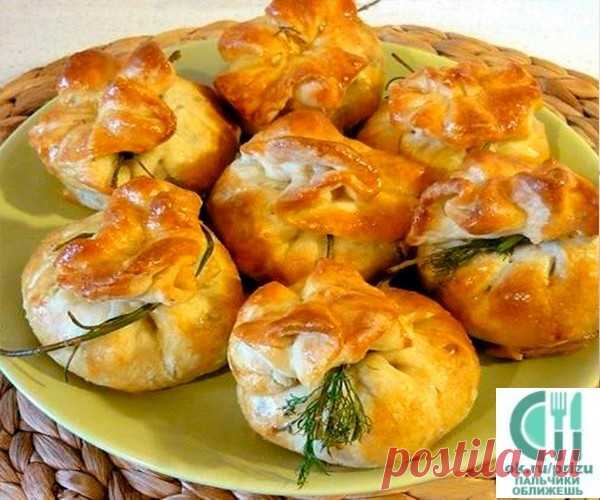 ВКУСНЕЙШИЕ и НЕЖНЕЙШИЕ Закусочные мешочки из СЛОЕНОГО Теста на ПРАЗДНИЧНЫЙ Стол! 
Дорогие мои читатели.Очень вкусными получаются мешочки из слоеного теста с начинкой по этому рецепту. ГОСТИ и СЕМЬЯ в ВОСТОРГЕ от НИХ. Особенно РАДУЮТСЯ Мои ДЕТИ, Очень уж Эти МЕШОЧКИ, Им Пришлись по ВКУСУ. Попробуйте ПРИГОТОВИТЬ Один раз и Это Блюдо СТАНЕТ Вашим КОРОННЫМ. 

Ингредиенты:
 Готовое слоёное бездрожжевое тесто (пресная слойка) куриная грудка зелень сыр шампиньоны репчатый лук. 
С...