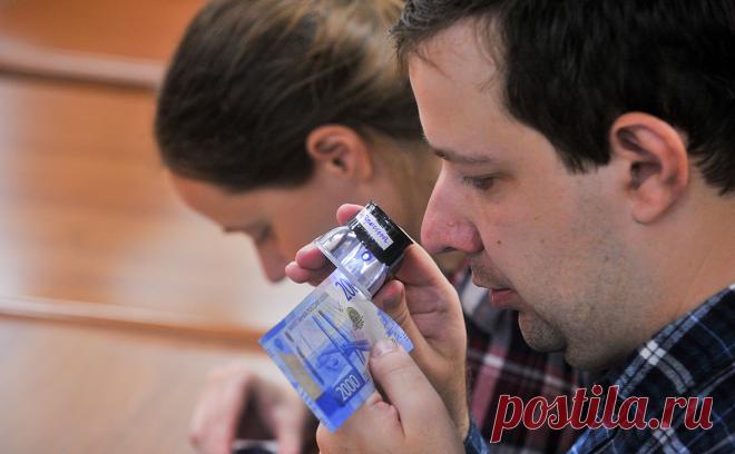 ЦБ предупредил о новом виде мошенничества из-за изменения дизайна купюр. Мошенники могут использовать изменение дизайна бумажных денег в России в своих целях, предупредили в Центробанке.