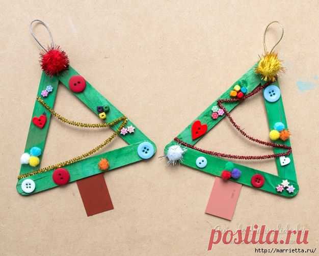 Подвеска ЕЛОЧКА из палочек от мороженого и пуговиц