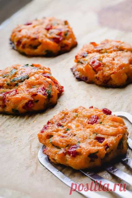 Запеченные лососевые пирожные Запеченные лососевые пирожные - это вкусный способ насладиться здоровым, но вкусным ужином. Запеченные, не жареные, эти идеально порционные кексы с лососем наполнены свежим лососем