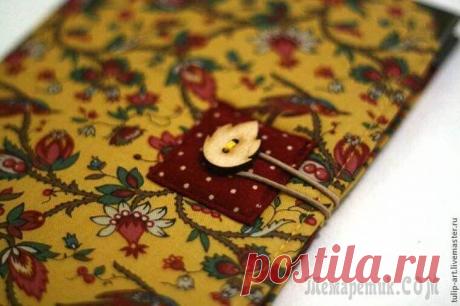 Блокнот с тканевой обложкой мастер-класс Перед праздником, днём рождения, или памятной датой. Посмотрите также мини-мастер класс по изготовлению обложки блокнотика.Для оформления нужны такие материалы: Белая бумага, формат А-4. Кол-во на ваш...