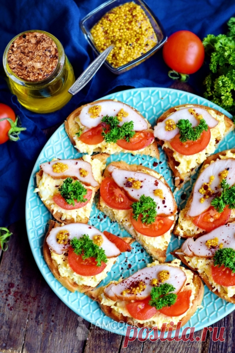 Бутерброды с копченой курицей, помидорами и плавленым сырком — рецепт с фото на Русском, шаг за шагом. Такие бутерброды будут лучшей закуской на праздничном столе. #рецепт #рецепты #бутерброды #закуска #закусочка #бутербродики