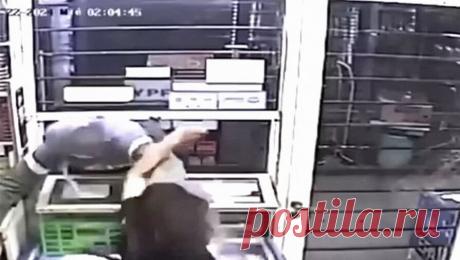 На видео попал момент, как работница магазина избила грабителя. В Аргентине продавщица в магазине, увлекающаяся кикбоксингом, избила грабителя, пишет Daily Mail. Получив неожиданный отпор, мужчина поспешил покинуть место преступления. Как рассказала Янела Касерес, инцидент произошел ночью. Мужчина ...