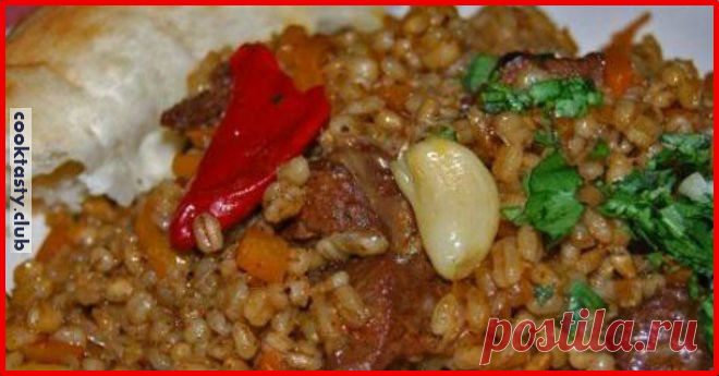 Сытная перловка с мясом Еще в древности перловая крупа очень ценилась за свои вкусовые качества и полезные свойства. Это источник бодрости и силы, хорошего настроения и массы полезных микроэлементов. Считается даже, что регулярное употребление перловки способствует развитию высокого интеллекта.Рейтинг ее популярности в кулинарии, по сравнению с другими крупами, незаслуженно занижен.
