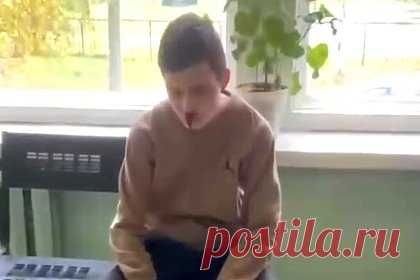 Четырьмя ударами в нос нейтрализовали напавшего на преподавателей российского техникума