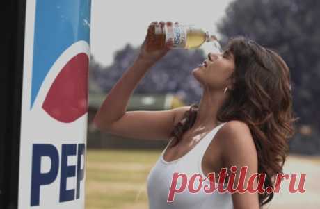 Организация SumOfUs сделала пародию на ролик Pepsi с Синди Кроуфорд, в которой актриса обливается пальмовым маслом
