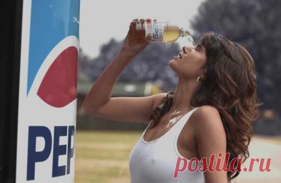 Организация SumOfUs сделала пародию на ролик Pepsi с Синди Кроуфорд, в которой актриса обливается пальмовым маслом