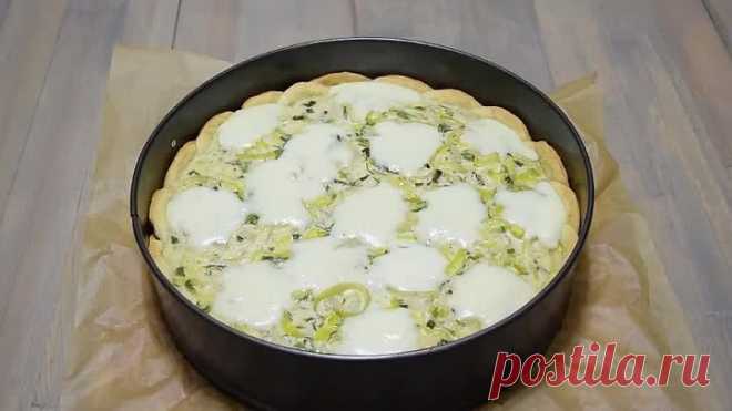 Луковый пирог с моцареллой и зеленью