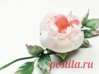 Вебинар по созданию розы из шелка в Академии Ярмарки Мастеров Академия Ярмарки Мастеров приглашает всех на вебинар «Создаем розу «Мирей» от Елены Курицыной, который состоится 26 сентября 2018 года