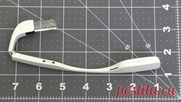 Google выложила первые официальные фото новой версии «умных» очков Google Glass, которые теперь рассчитаны на корпоративных пользователей. Теперь это не очки, а, скорее, монокль с креплением на ухо.
