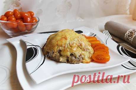 Котлета &quot;Сугроб&quot; &quot;Сугробы&quot; - это необычные и очень вкусные котлетки на новогодний стол. Конечно,такие котлеты можно приготовить и на обед, и на ужин, но они по праву займутдостойное место на праздничном столе. По сути - обычные котлетки, однако они действительно похожи на маленькие сугробы. В основании - мясной фарш, затем слоями выкладывается начинка.   А на ней слоями - обжареные шампиньоны, картофель,тёртый сыр. И всё это изобилие полив!